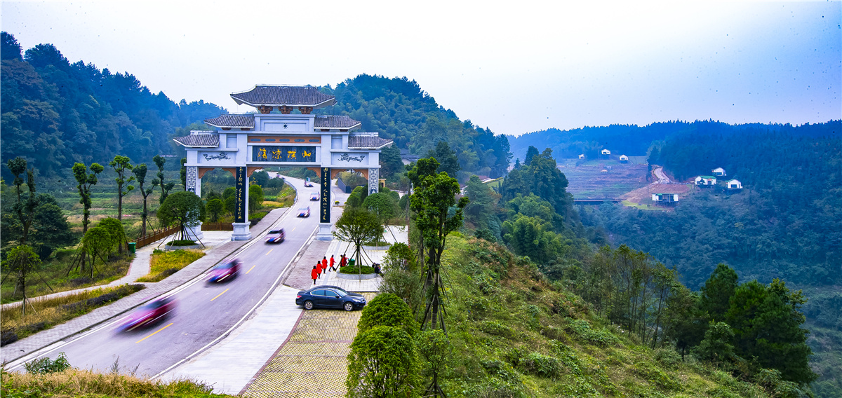 《通天岭上望寿乡》